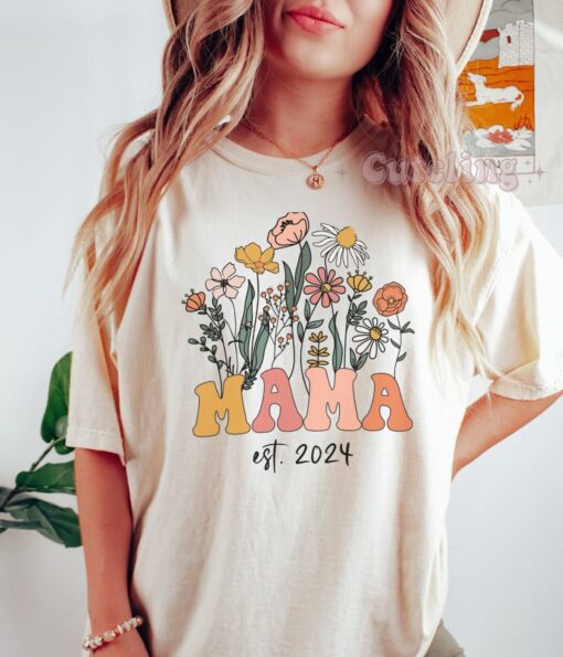 retro mama shirt with wildflowers est 2024 pregnancy announcement cute mom t shirt for christmas gifts and mothers day bpyyw