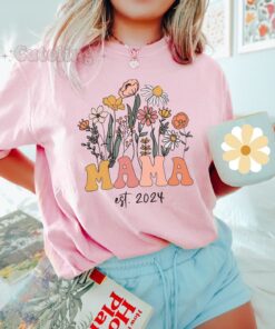 retro mama shirt with wildflowers est 2024 pregnancy announcement t shirt for moms unique christmas gift idea n2vws