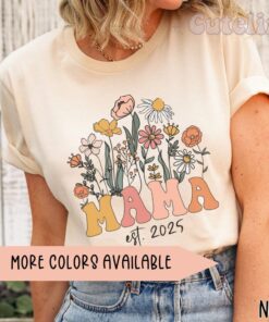 retro mama shirt with wildflowers est 2025 for new moms pregnancy announcement funny mom shirt mothers day gift j3wqu