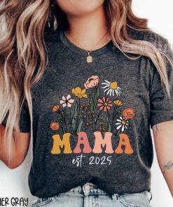 retro mama shirt with wildflowers new mama est 2025 funny mom shirt for pregnancy announcement mothers day gift xdwr2