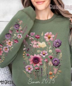 senior 2025 sweatshirt with vintage pressed flowers boho floral crewneck botanical design for graduating students ui23z