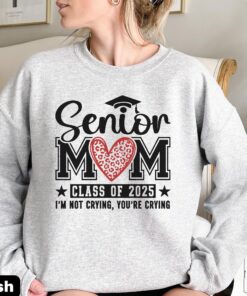 senior mom 2025 sweatshirt with leopard heart design for graduation party cute mom shirt gift poup2