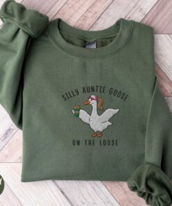 silly goose auntie sweatshirt funny goose lover shirt for new pregnancy announcement cool aunts club crewneck ouekx