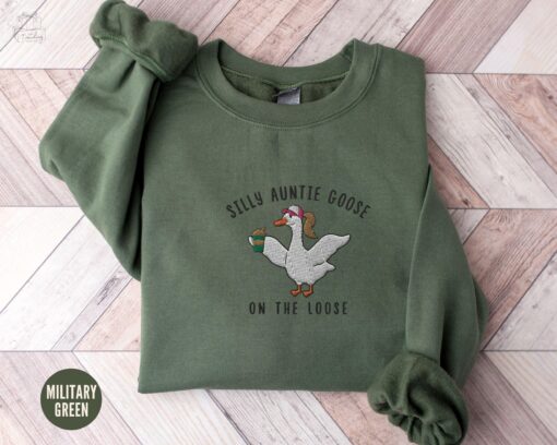 silly goose auntie sweatshirt funny goose lover shirt for new pregnancy announcement cool aunts club crewneck