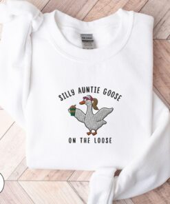 silly goose auntie sweatshirt funny goose lover shirt for new pregnancy announcement cool aunts club crewneck pl0dr