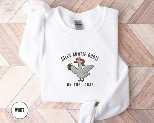 silly goose auntie sweatshirt funny goose lover shirt for new pregnancy announcement cool aunts club crewneck pl0dr
