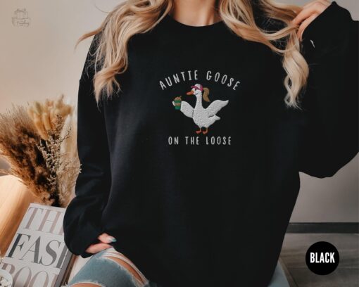 silly goose embroidered aunt sweatshirt funny goose lover shirt for aunts new pregnancy announcement crewneck bg1l8