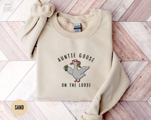 silly goose embroidered aunt sweatshirt funny goose lover shirt for aunts new pregnancy announcement crewneck gsel5