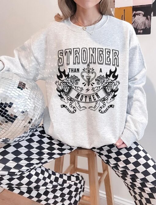 stronger than a mother vintage sweatshirt hoodie for women badass mom life crewneck trendy retro gift ideas tk9cf