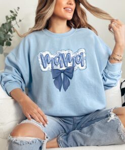 trendy blue bow shirt for moms retro mama sweatshirt merry christmas mom shirt unique holiday gift for mothers fxv45