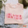 Twin Mama Shirt for New Moms Valentines Day Twin Pregnancy T-Shirt Cute Twin Reveal Gift for Twin Moms 2 twin mama shirt for new moms valentines day twin pregnancy t shirt cute twin reveal gift for twin moms 1okyz scaled