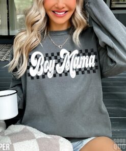 vintage boy mama sweatshirt in checkered design retro motherhood sweater for moms stylish and comfortable everyday wear wjzp8