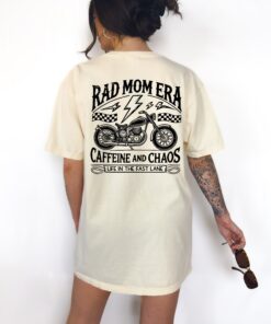 vintage mom graphic tee caffeine and chaos shirt for women funny edgy retro motorcycle mama t shirt jjkxa