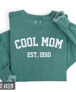 vintage style cool mom sweatshirt for mothers day custom est year crewneck funny mom shirt birthday gift nlwxc