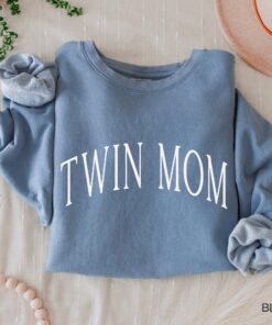 vintage twin mom sweatshirt crewneck for mothers day cute twin mama shirt personalized gifts for new twin moms rsqzk