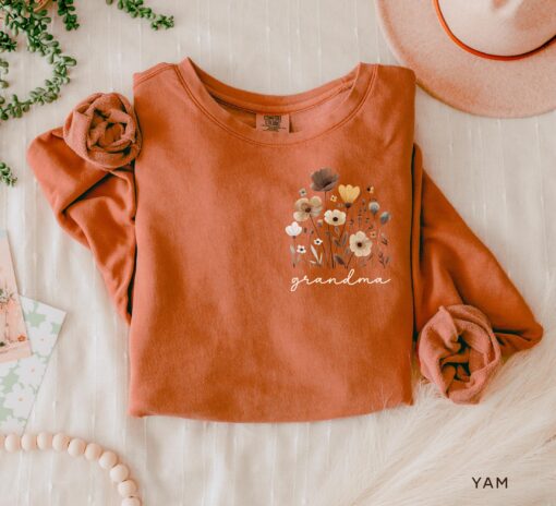 wildflowers grandma sweatshirt crewneck best grandma shirt christmas gift for grandma personalized sweater 39pvd