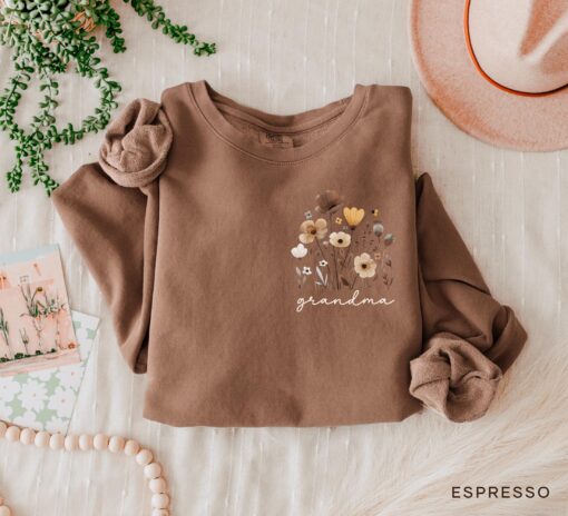 wildflowers grandma sweatshirt crewneck best grandma shirt christmas gift for grandma personalized sweater guzdv