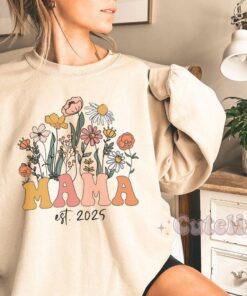 wildflowers mama sweatshirt retro style for new mom mothers day gift baby shower pregnancy gift mom est 2025 5jnvg