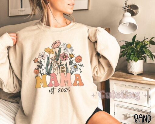wildflowers mama sweatshirt retro style for new mom mothers day gift baby shower pregnancy gift mom est 2025 5jnvg