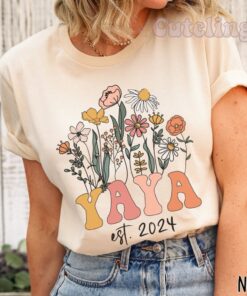 yaya shirt with wildflowers for new grandmother est 2024 pregnancy announcement grannie nana mimi baby on the way te0ht